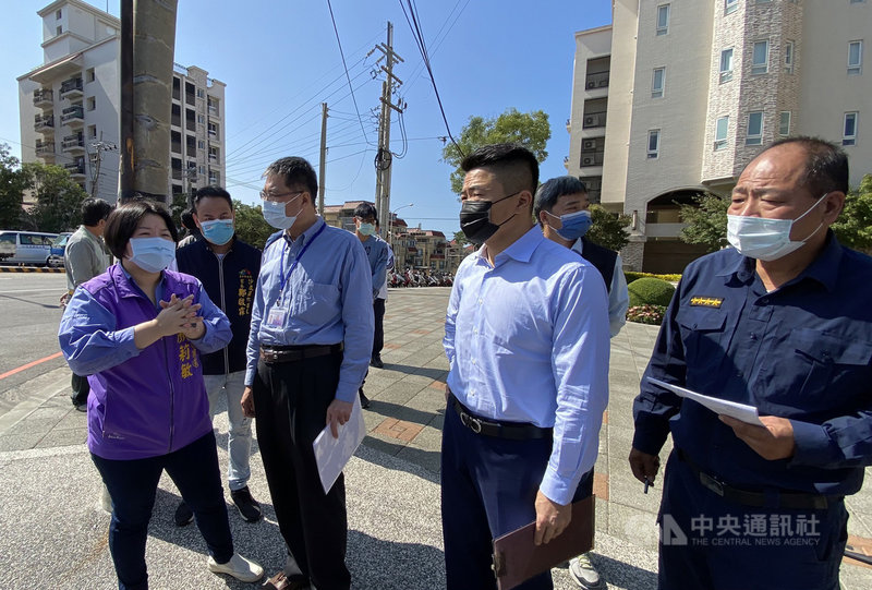 國民黨台中市第2選區立委補選參選人顏寬恒(前右2)11日和台中市副議長顏莉敏(前左)一起會勘沙鹿區台灣大道六段與正英路的危險路口,盼加強改善。(民眾提供)中央社記者趙麗妍傳真 110年11月11日