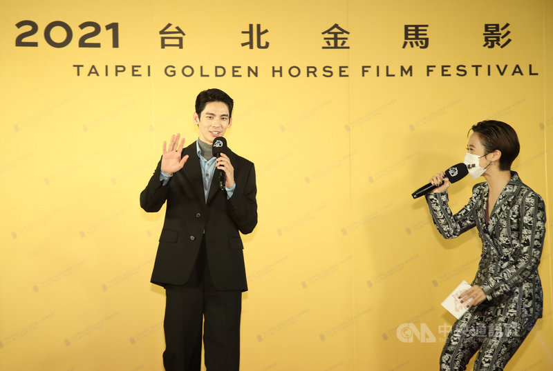 2021第58屆金馬影展11日登場,電影「青春弒戀」演員林柏宏(左)也將主持金馬58頒獎典禮,晚間在藝人Lulu 黃路梓茵(右)帶領下小試身手,他笑說:「念2分鐘就滿身大汗,比拍戲還辛苦。」中央社記者張新偉攝 110年11月11日