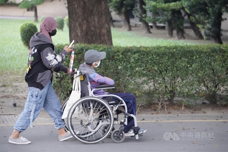 考量國內疫情加上兼顧產業需求,勞動部跨部會研擬移工引進專案,指揮中心11日指出,即日起在落實相關防疫措施前提下,同意開放移工專案引進,並採二階段專案,民國111年2月14日前移工入境全數採集中檢疫。圖為在台外籍移工工作情形。中央社記者董俊志攝 110年11月11日