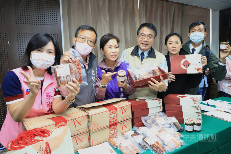 台南市長黃偉哲(左4)11日宣布,大台南眷村文化美食節20日將於台南市南區大林路上登場,為期2天,以「逛市集,饗音樂」為主題,邀請民眾前來吃眷村美食,欣賞表演活動。(台南市政付提供)中央社記者張榮祥台南傳真 110年11月11日