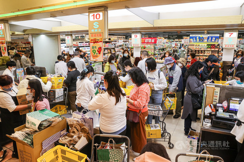 SOGO百貨週年慶11日開跑,上午就吸引大批民眾前來,台北忠孝館的超市內擠滿了搶優惠的顧客。中央社記者鄭清元攝 110年11月11日