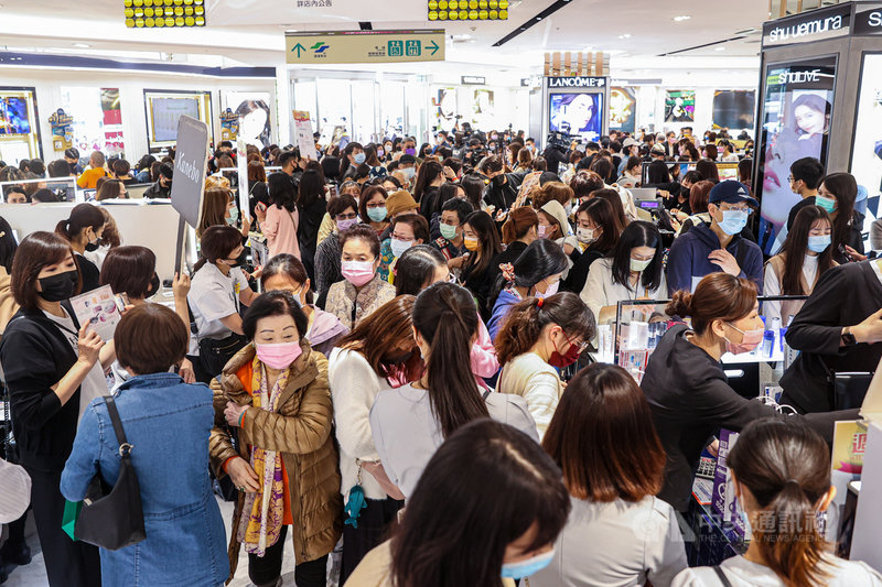 SOGO百貨週年慶11日開跑,台北忠孝館內開門營業後,一樓美妝區瞬間擠滿搶購人潮。中央社記者鄭清元攝 110年11月11日