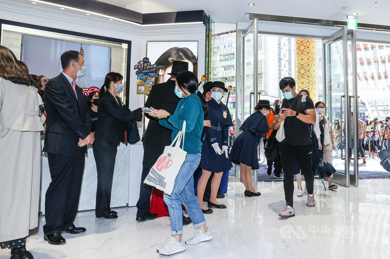 SOGO百貨週年慶11日開跑,許多民眾一早來到台北忠孝館前排隊,搶在開門時入場。中央社記者鄭清元攝 110年11月11日