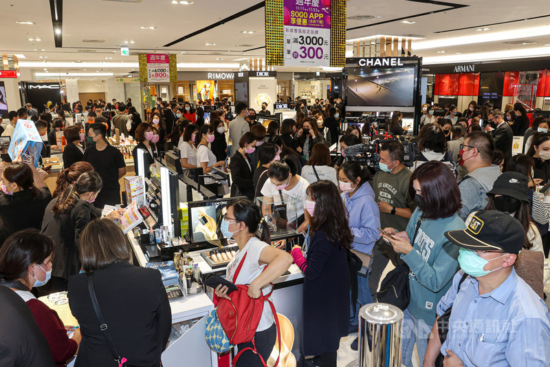 SOGO百貨週年慶11日開跑,大批民眾搶購化妝品,台北忠孝館一樓各大品牌專櫃擠滿購物人潮。中央社記者鄭清元攝 110年11月11日