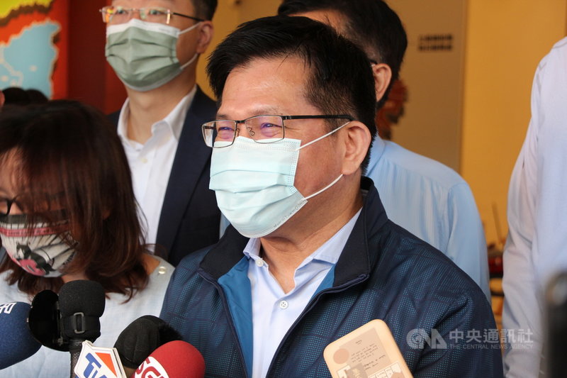 民進黨台中市第2選區立委參選人林靜儀,11日在競選總部召開第1次決策委員會,擔任競選總部主委的前台中市長林佳龍(圖)說,展現團結氣勢是好的開始,打一場漂亮的勝戰,是最大的目標。中央社記者蘇木春攝 110年11月11日