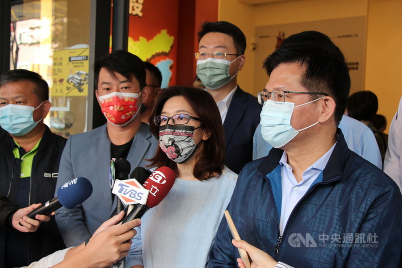 民進黨台中市第2選區立委參選人林靜儀(前右2)11日召開第1次決策委員會,她受訪表示,民進黨和基進黨在最快的時間內可以兩黨合作,是對於改變中二選區的政治文化強烈的期待,彼此有相同決心打贏這場選戰,讓地方得到應有的自由。前右為出任競總主委的前台中市長林佳龍、前左2為前台灣基進立委陳柏惟。中央社記者蘇木春攝 110年11月11日