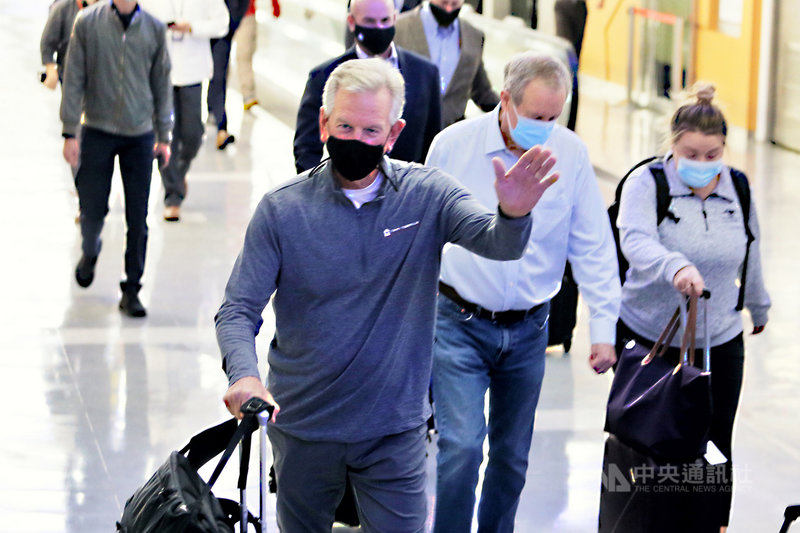 美國聯邦參、眾議員團結束在台訪問行程,11日晚間搭乘阿聯酋航空公司班機離開台灣,全程雖未公開發表任何談話,不過部分成員仍不時向現場媒體揮手致意。中央社記者吳睿騏桃園機場攝 110年11月11日