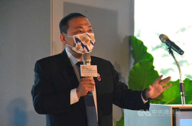 新北市政府11日舉辦「永續未來市:新北與北歐夥伴對話」論壇,並發表第2本「2021新北市地方自願檢視報告」(VLR),市長侯友宜表示,北歐國家落實聯合國推動永續發展目標(SDGs)讓他印象深刻,參考後將融合新北特色予以實踐。中央社記者黃旭昇新北市攝 110年11月11日
