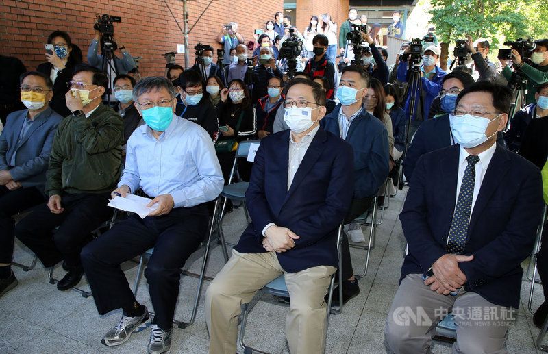 「新生南路3段水圳意象重現暨人行景觀美化工程」,歷經11個月完工,打造以水圳為主軸的都會親水環境,台北市長柯文哲(前左3)與台大校長管中閔(前右2)11日上午一同前往視察。中央社記者郭日曉攝 110年11月11日