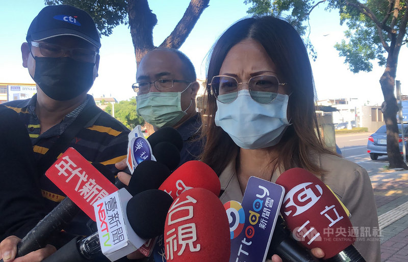 台中市宋姓男大生日前開車擦撞瑪莎拉蒂轎車，竟遭毆打昏迷，宋母（右）11日下午在豐原受訪表示，事發已經5天，未接獲對方任何消息，突然現身道歉有什麼意義，當時兒子第一時間不斷道歉，卻被打得半死，「如果道歉可以還給我一個健康的兒子，我可以原諒你們」。中央社記者趙麗妍攝 110年11月11日