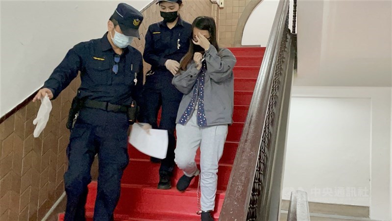 吳姓單親媽媽(右)被控勒死6歲及7歲兒女,一審判處死刑。(中央社檔案照片)
