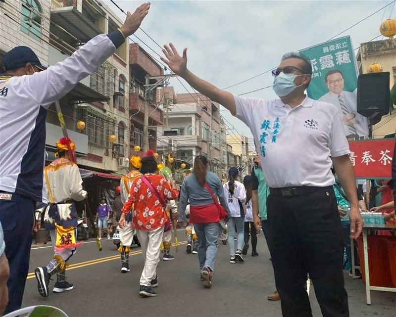 無黨籍立委蘇震清(右)11日向媒體證實,下屆屏東縣長選舉不缺席,他表示,會以無黨籍參選,不會加入民眾黨,也沒有所謂的合作不合作,支持他的人有各黨派,包括民進黨和國民黨員。(取自蘇震清臉書)中央社記者郭芷瑄傳真 110年11月11日