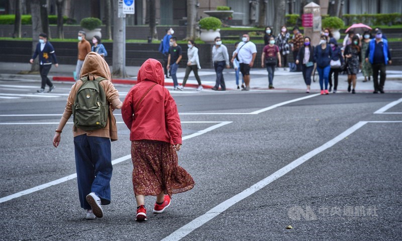 受東北季風影響輻射冷卻影響,11日晚間至12日清晨中部以北低溫約攝氏15至17度。(中央社檔案照片)