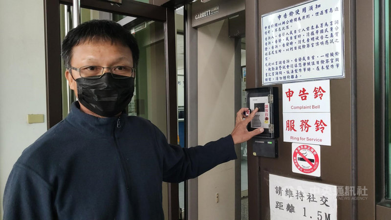 移居台東的香港龍舟師傅胡梓康(圖)10日前往台東地檢署,控告台東縣政府建設處長許瑞貴罵他「滾回香港」,涉嫌恐嚇。中央社記者盧太城台東攝 110年11月11日