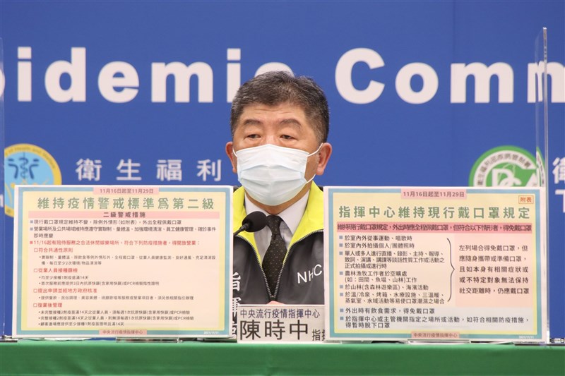 疫情指揮中心指揮官、衛福部長陳時中疑違規室內抽菸,11日他在疫情記者會回答記者提問時表示,不記得當天有無抽菸。(指揮中心提供)