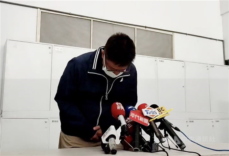 台中市宋姓男大生開車擦撞一輛瑪莎拉蒂轎車，遭瑪莎拉蒂車上張姓男子等毆打致昏迷；張男父親（圖）11日出面鞠躬向家屬道歉。中央社記者吳哲豪彰化攝 110年11月11日