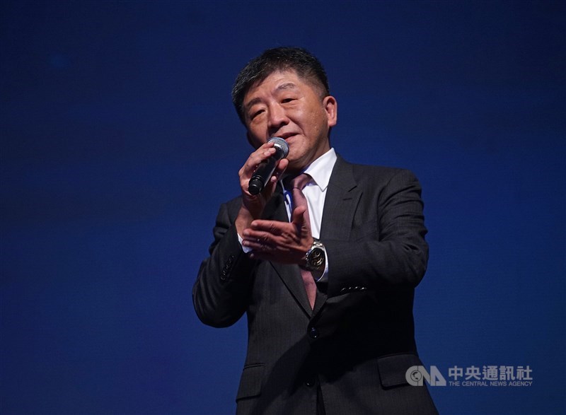 網路瘋傳疫情指揮中心指揮官陳時中在三級警戒時期聚會且未戴口罩的影片。陳時中11日表示,聚會時間是去年6月15日,若再有與影片相關錯置的假新聞,將交由法制人員處理。(中央社檔案照片)