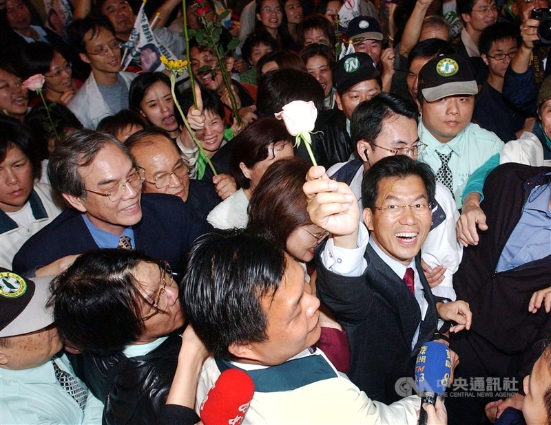 李應元(前右)2002年參選台北市長,大敗給當年如日中天的前總統馬英九。圖為李應元承認敗選後,在大批支持者的簇擁下離去。(中央社檔案照片)