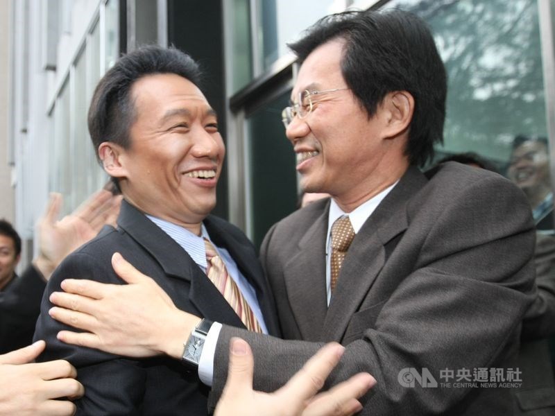 李應元(右)親和力十足,時常露出燦爛笑容,藝人郭子乾(左)曾把他模仿得維妙維肖。圖為2007年李應元與郭子乾合影。(中央社檔案照片)