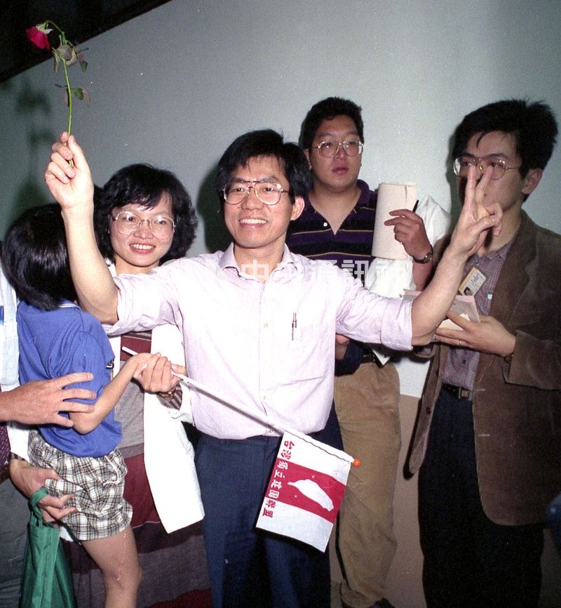 李應元（前中）因違反刑法100條1991年9月被捕入獄，後因刑法100條修正通過，1992年5月無罪獲釋。（中央社檔案照片）