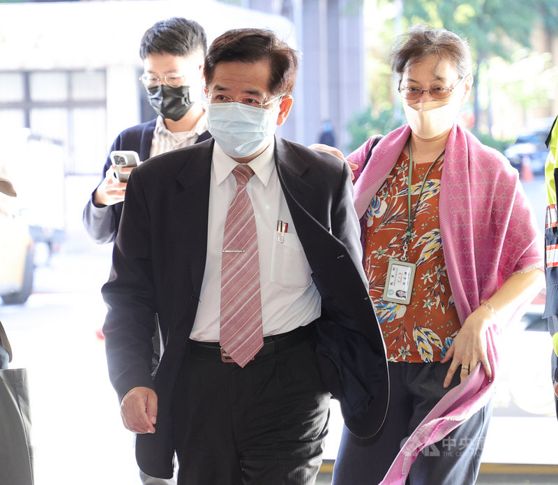 清華海峽研究院於清華大學設新竹辦公室,被認定違反台灣地區與大陸地區人民關係條例。教育部長潘文忠(前)11日重申,大學與中國單位合作時,一定要做好自主管理,避免觸犯法規。中央社記者謝佳璋攝 110年11月11日
