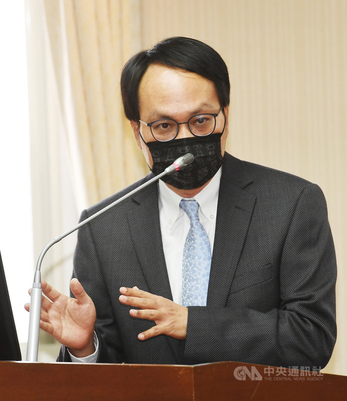 黨產會主委林峯正(圖)11日在立法院備詢,對國民黨對黨產條例擬再提請釋憲一事表示,黨產會尊重,但用釋憲拖延,會有一直拖下去的狀況,黨產會當然希望將問題做了結,但看起來對方不願意。中央社記者施宗暉攝 110年11月11日