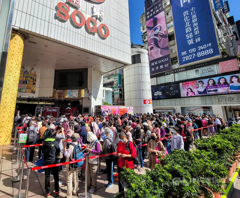 SOGO百貨週年慶11日上午啟動,一早就有許多民眾前來台北忠孝館前排隊,等候入場。中央社記者鄭清元攝 110年11月11日
