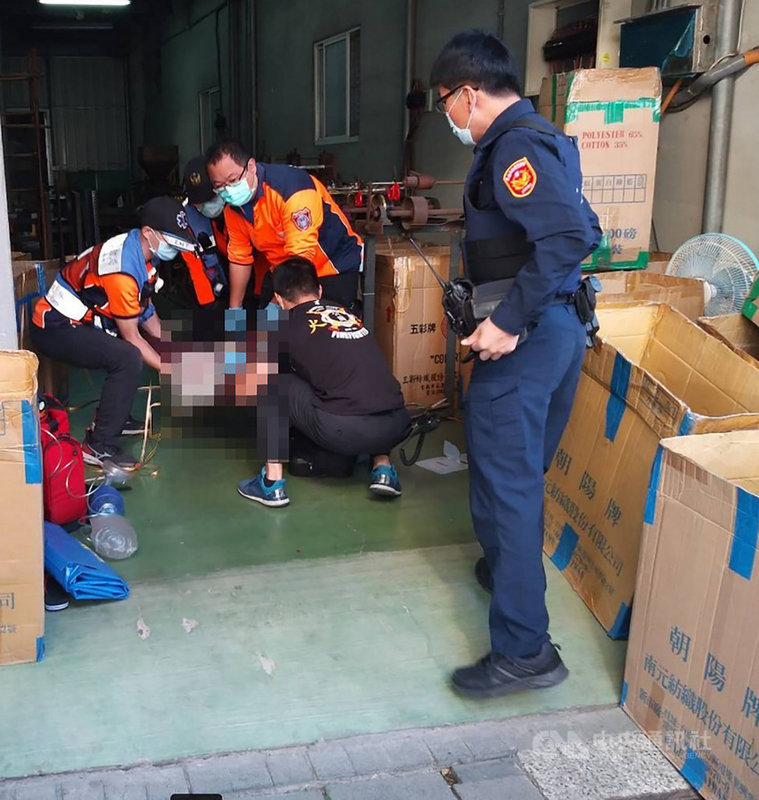 台南市北區某間加工廠11日上午發生1名老婦操作機器時,疑因脖子禦寒絲巾遭機器捲進而窒息,送醫時已無生命跡象。(台南市消防局提供)中央社記者張榮祥台南傳真 110年11月11日