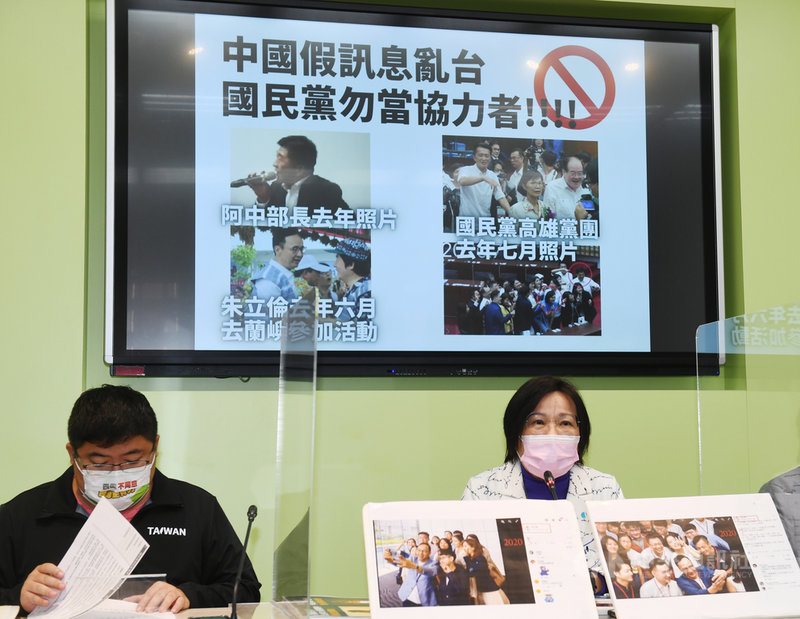 對於國民黨主席朱立倫批評民進黨公投宣傳場次暴增,用政府力量和無盡資源跟民意對抗,民進黨立委蔡易餘(左起)、立法院黨團幹事長劉世芳11日舉行記者會表示,「朱立倫講這個非常不道德!」中央社記者施宗暉攝 110年11月11日