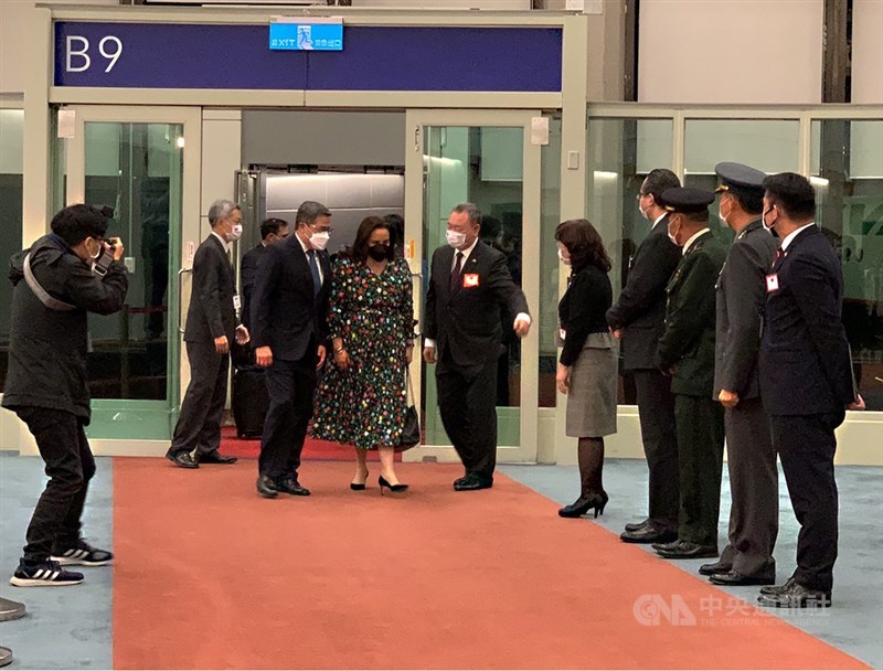 宏都拉斯總統葉南德茲(左3)伉儷12日晚間搭機抵達桃園國際機場,將展開在台參訪行程,於桃園機場向接機人員親切致意。中央社記者葉臻攝 110年11月12日