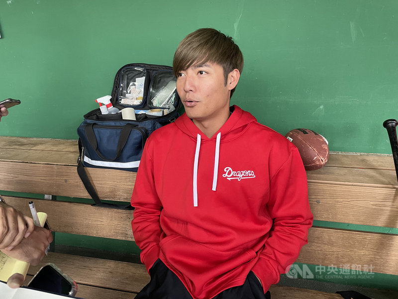 中職味全龍隊投手王維中首年球季提前關機,他12日接受媒體訪問時表示,今年球季因為受傷,休息了大約1/3的球季,是比較不滿意的地方。中央社記者謝靜雯攝 110年11月12日