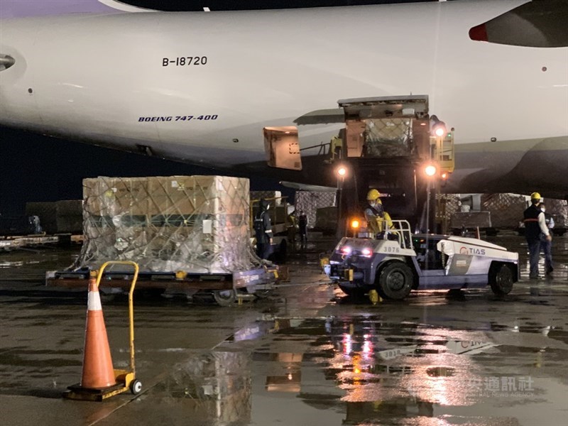 台灣自購的第9批莫德納疫苗約122.61萬劑運抵桃園機場,本批疫苗效期至明年5月8日。中央社記者葉臻攝 110年11月12日