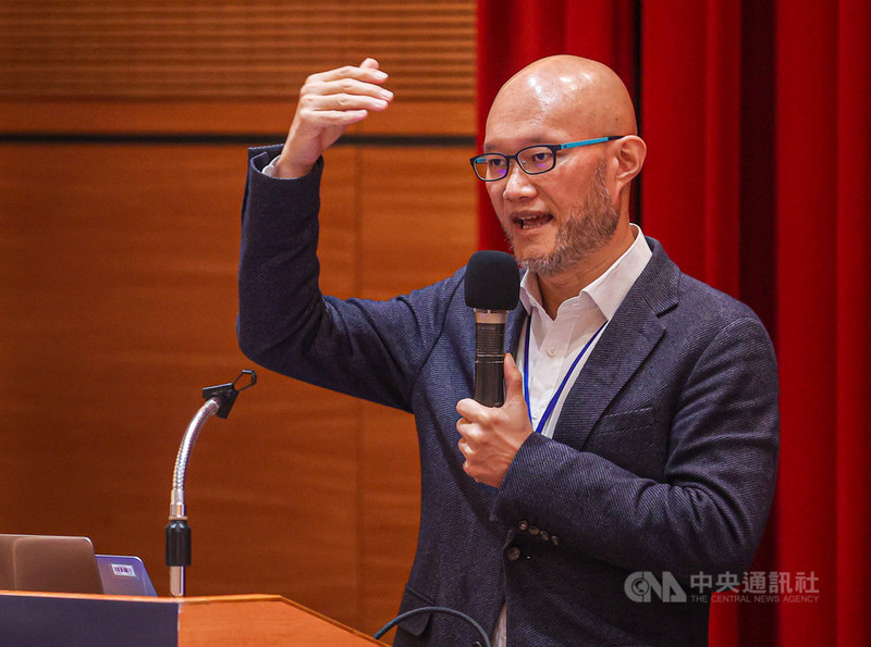 台大新聞研究所12日舉行30週年研討會,LINE台灣董事總經理陳立人出席與談,一同探討如何遏止假新聞、假訊息傳播等社會議題。中央社記者鄭清元攝 110年11月12日