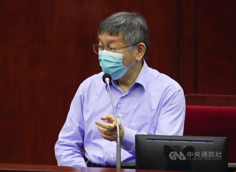 社民黨台北市議員苗博雅12日質詢時指出,立法院5月已修正通過預算法,規定政策宣傳費用應公布在主計處網站,但其他縣市已執行,北市府卻未做。市長柯文哲(圖)表示,中央已公布法令,若北市府還未做,會馬上去做。中央社記者張新偉攝 110年11月12日