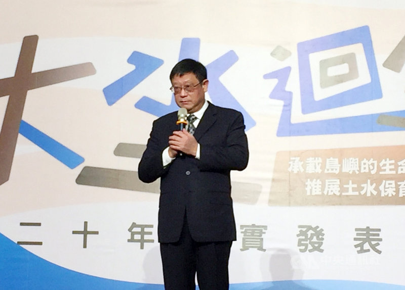 前環保署長李應元11日晚間辭世。環保署12日上午舉行「土壤及地下水污染整治基金管理會20年紀實發表會」,環保署長張子敬(圖)出席並在會前受訪表示,李應元在任時展現魄力,投入較多資源,全面推動改善空氣污染,是點點滴滴做下來的成果。中央社記者楊淑閔攝 110年11月12日