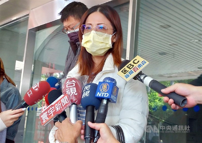 台中市宋姓男大生開車擦撞瑪莎拉蒂遭毆傷案,宋母(前)12日表示,涉案的張敦量等3人都有動手打人,她都會提告。中央社記者蘇木春攝 110年11月12日
