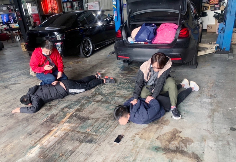 新北市中和警分局表示，11日晚間發生的搶案持續偵辦中，12日已分別在台北市北投區、新北市蘆洲區、土城區，查獲27歲莊姓、23歲汪姓、26歲葉姓等3名涉案嫌疑人，初步清查並起出被搶部分贓款新台幣40萬元，另疑有3嫌仍在逃。（民眾提供）中央社記者黃旭昇新北市傳真  110年11月12日