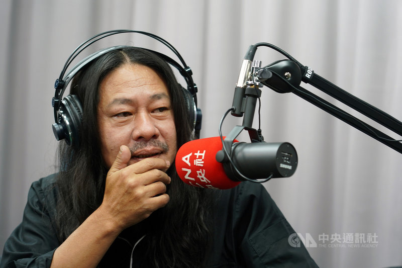 音樂製作人乱彈阿翔(圖)在中央社Podcast節目「空中小客廳」暢談自己的現況,他表示自己50歲後的心平靜了,懂得接納並欣賞別人,他也在節目中分享:「該堅持的是喜好,合作一定要妥協。」中央社記者孫仲達攝 110年11月12日