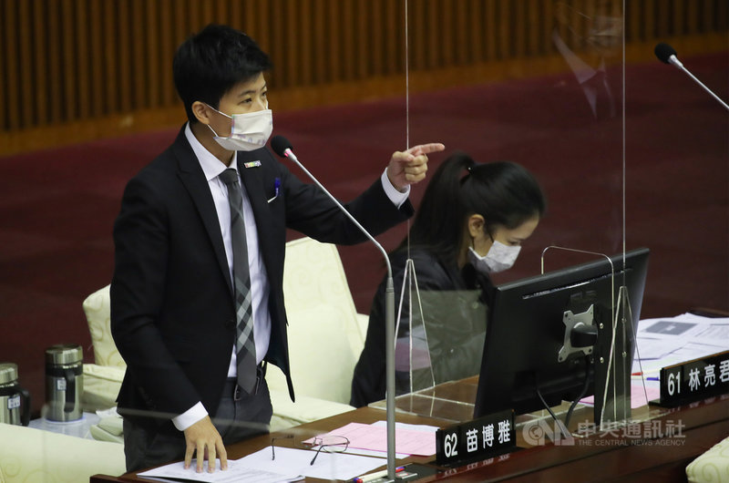 台北市議會12日下午進行市政總質詢,台北市長柯文哲等人列席備詢,社民黨籍議員苗博雅(左)質詢時針對市府資料治理委員會相關議題提問。中央社記者張新偉攝 110年11月12日