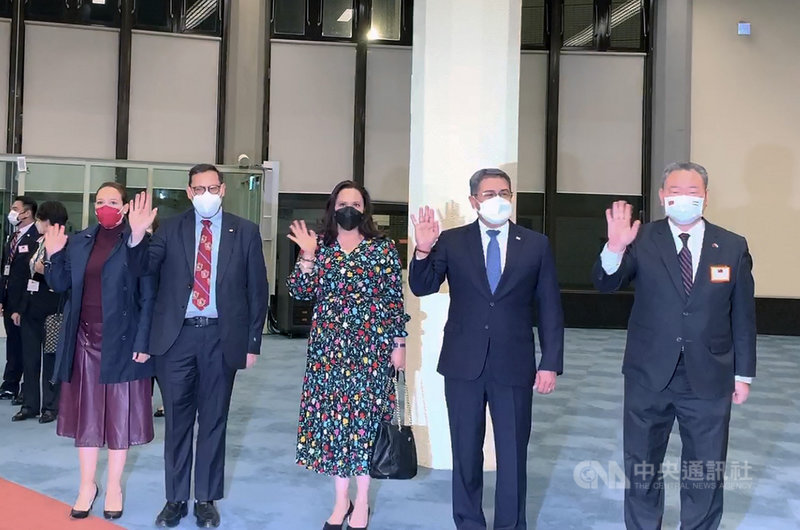 宏都拉斯共和國總統葉南德茲(Juan Orlando Hernández)(右2)伉儷應台灣邀請,在宏國外交部長羅薩雷斯(Lisandro Rosales)(右4)夫婦等陪同下,12日率團來台訪問,晚間在桃園機場向媒體揮手致意。中央社記者葉臻攝 110年11月12日