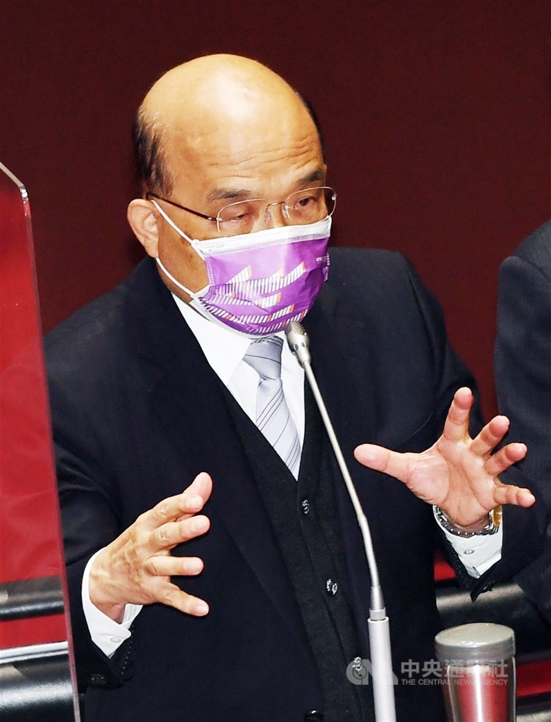 行政院長蘇貞昌(圖)12日在立法院會回應施政總質詢時表示,若有民眾居家檢疫時違規外出又染疫,不但要自行負擔醫療費用,還要處罰。中央社記者施宗暉攝 110年11月12日