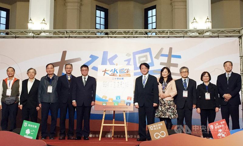 行政院環境保護署12日舉行「土壤及地下水污染整治基金管理會20年紀實發表會」,署長張子敬(左5)出席,並表示,列管受污染農地約1196公頃,已改善1108公頃,年底將全數整治完成。中央社記者楊淑閔攝 110年11月12日