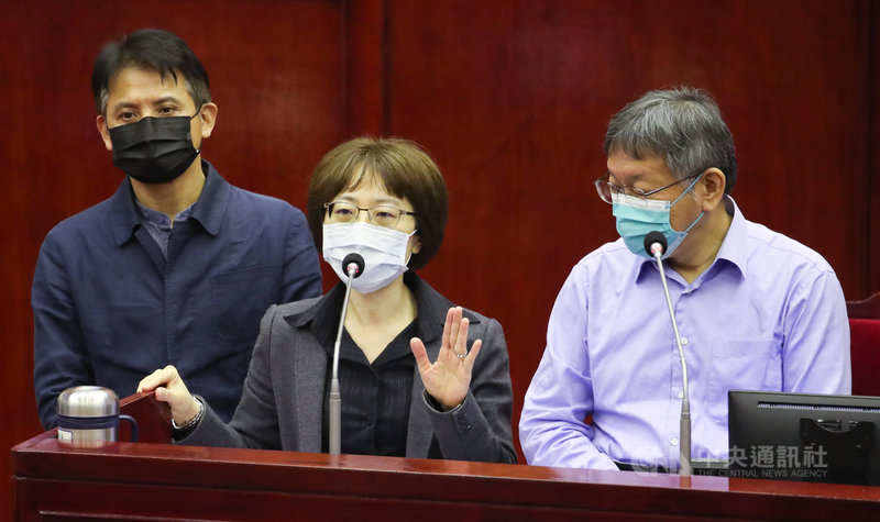 有議員指出,台北市政府設立資料治理委員會,研議兜售資料,專家學者認為不妥,應有法律授權。法務局長袁秀慧(中)12日說,絕不會有販賣行為,委員會只是評估活用資料。圖右為台北市長柯文哲、左為資訊局長呂新科。中央社記者張新偉攝 110年11月12日
