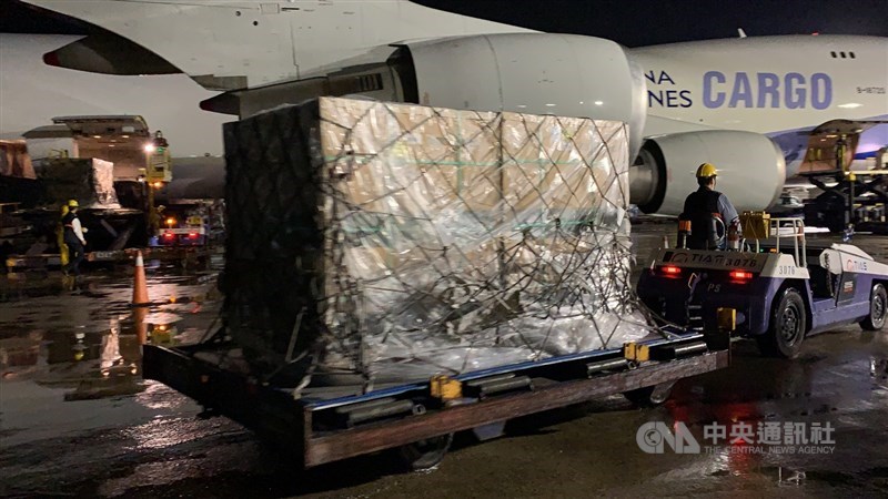 台灣自購的第9批莫德納疫苗約122.61萬劑運抵桃園機場,地勤人員進行卸貨。中央社記者葉臻攝 110年11月12日