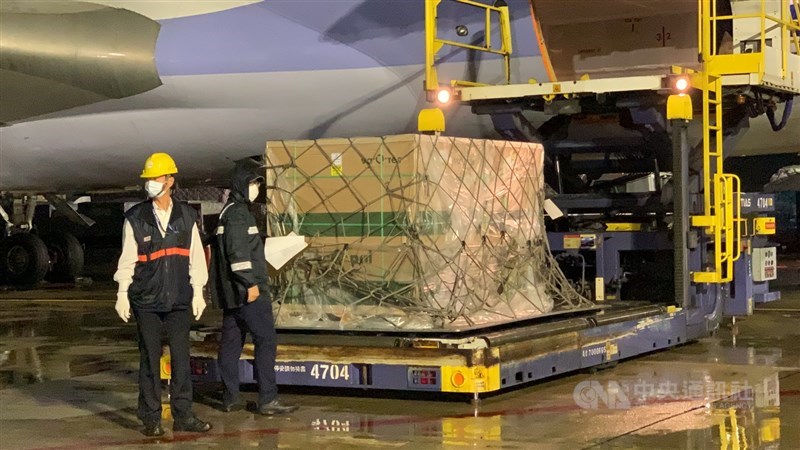 台灣自購的第9批莫德納疫苗約122.61萬劑,晚間運抵桃園國際機場,海關進行機邊驗放。中央社記者葉臻攝 110年11月12日