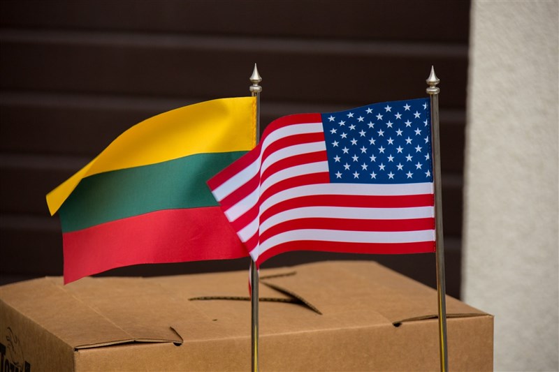 今年是立陶宛與美國建交百年，立陶宛國會7日舉行以「自由」為主題的紀念論壇，台灣的外交部次長曾厚仁與駐美代表蕭美琴將出席。（圖取自facebook.com/vilnius.usembassy）