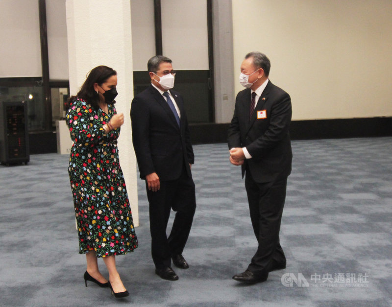 宏都拉斯共和國總統葉南德茲(Juan Orlando Hernández)(中)與夫人(左)率團訪台,12日晚間抵達桃園機場,外交部次長俞大㵢(右)前往接機;這也是葉南德茲第4度訪問台灣。中央社記者葉臻攝 110年11月12日