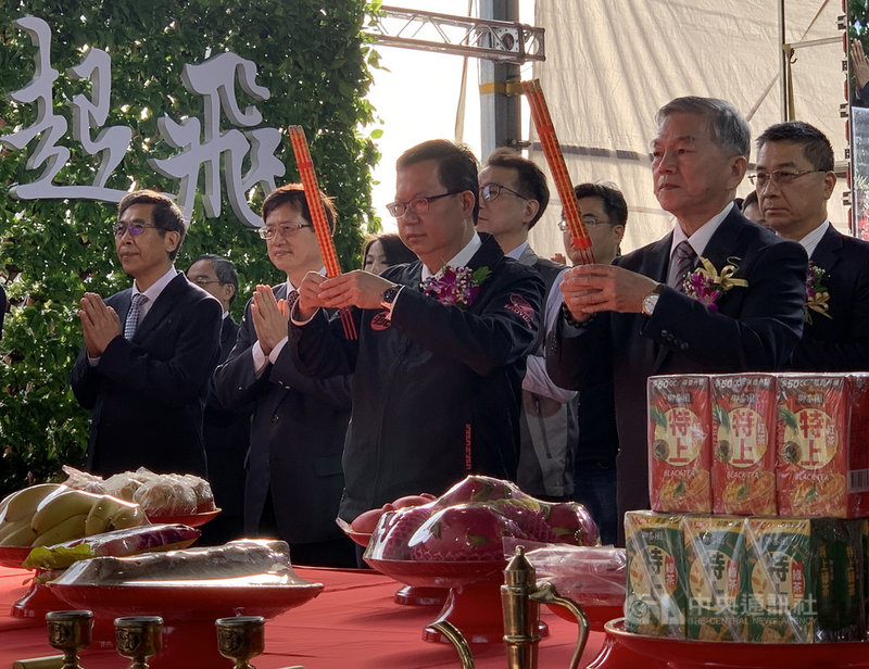 桃園航空城計畫歷經12年前置作業時間,12日正式開工動土,桃園市長鄭文燦(前右2)、行政院副院長沈榮津(前右)及內政部長徐國勇(後右)等人出席,一同完成祈福儀式,盼工程如期如質完工。中央社記者葉臻攝 110年11月12日