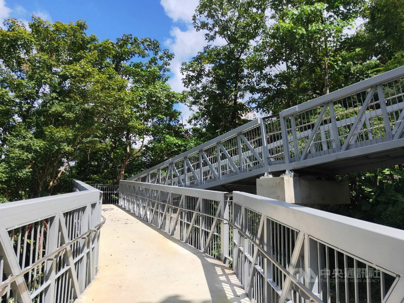 新北市平溪區十分瀑布公園友善步道13日開通,以人為本打造無障礙觀光步道。(新北市觀旅局提供)中央社記者黃旭昇新北市傳真 110年11月13日