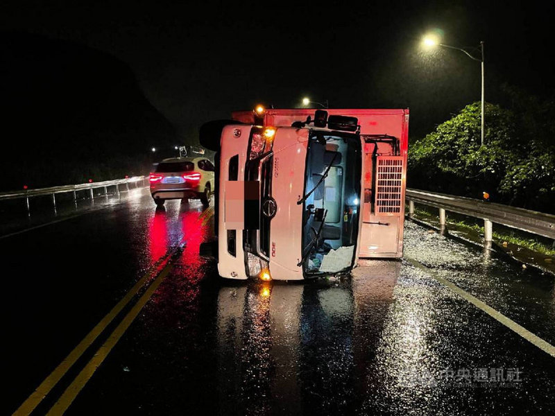 新北市貢寮區台2線102.5公里、桂安街處,13日傍晚發生一起大貨車翻覆事故,警消趕抵時駕駛已自行脫困,因無大礙拒絕送醫。(翻攝畫面)中央社記者沈佩瑤傳真 110年11月13日